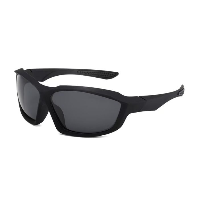 Men's oval water sports sunglasses - lightweight design with UV protection. Suitable for fishing, canoeing and beach sports, with slip-proof grip on temples.
