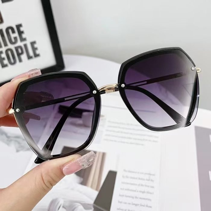 Women's geometric shape sunglasses - with UV protection, suitable for content creation and street photography creative style fashion posts. Fashion metal frames.